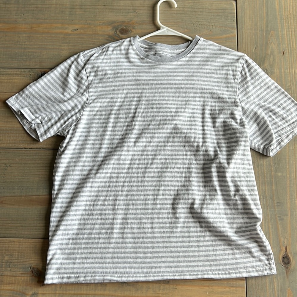 Amazon Essentials gray striped t shirt large